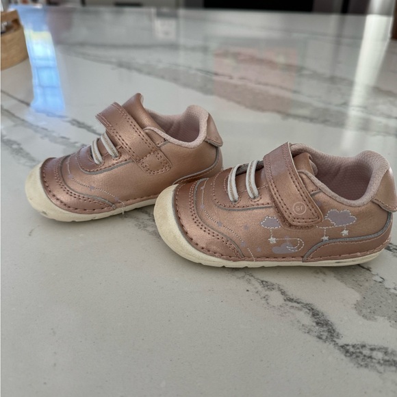 Stride rite size 4.5 adalyn rose gold - Picture 2 of 5
